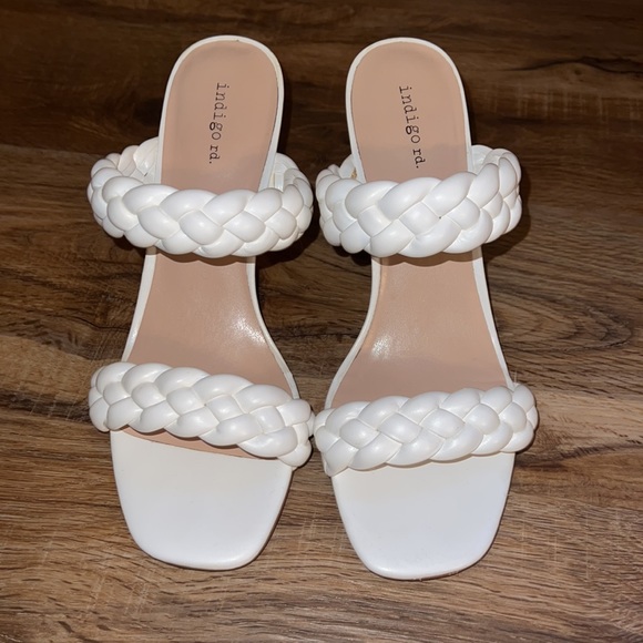 Like new white heels - Picture 3 of 3